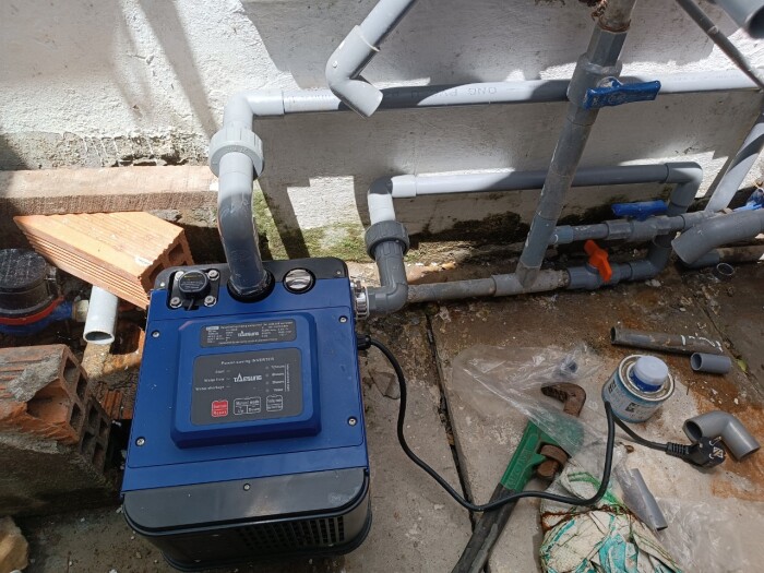 Lắp máy bơm trợ lực cho nguồn nước máy yếu vào giờ cao điểm